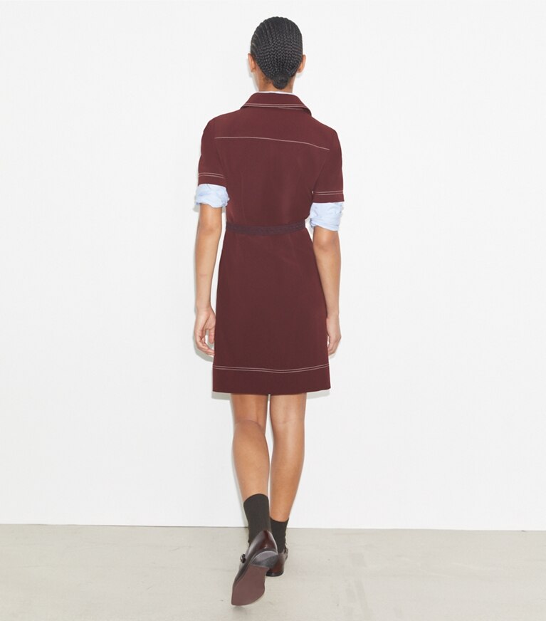 Tory Burch diseñador vestidos Vestido de golf de manga corta con pespuntes en Dark Sangria parte posterior en modelo