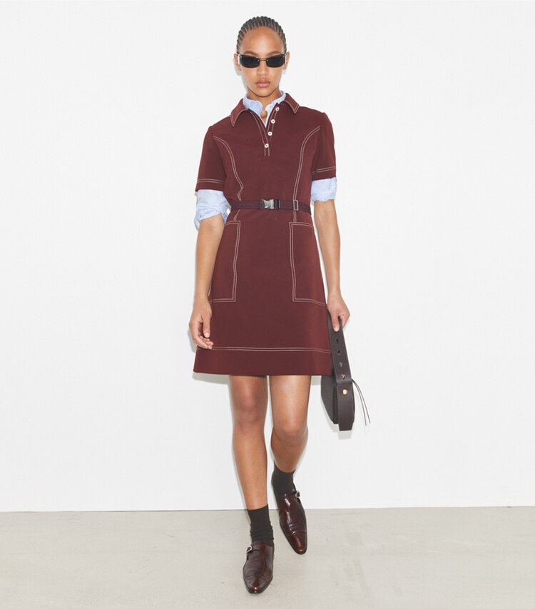 Tory Burch diseñador vestidos Vestido de golf de manga corta con pespuntes en Dark Sangria frente en modelo