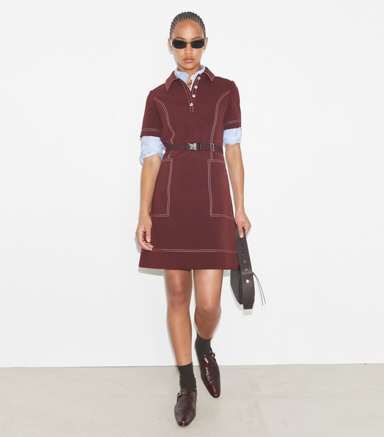 Tory Burch diseñador vestidos Vestido de golf de manga corta con pespuntes en Dark Sangria frente en modelo