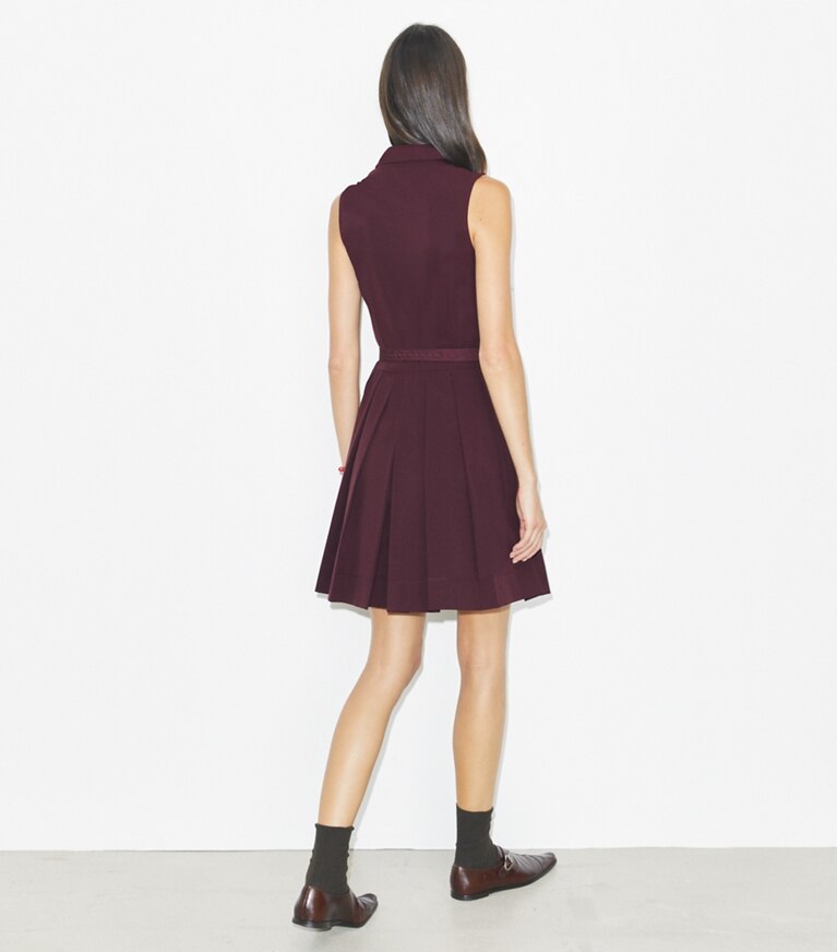 Tory Burch diseñador vestidos Vestido de golf elástico en Dark Sangria parte posterior en modelo