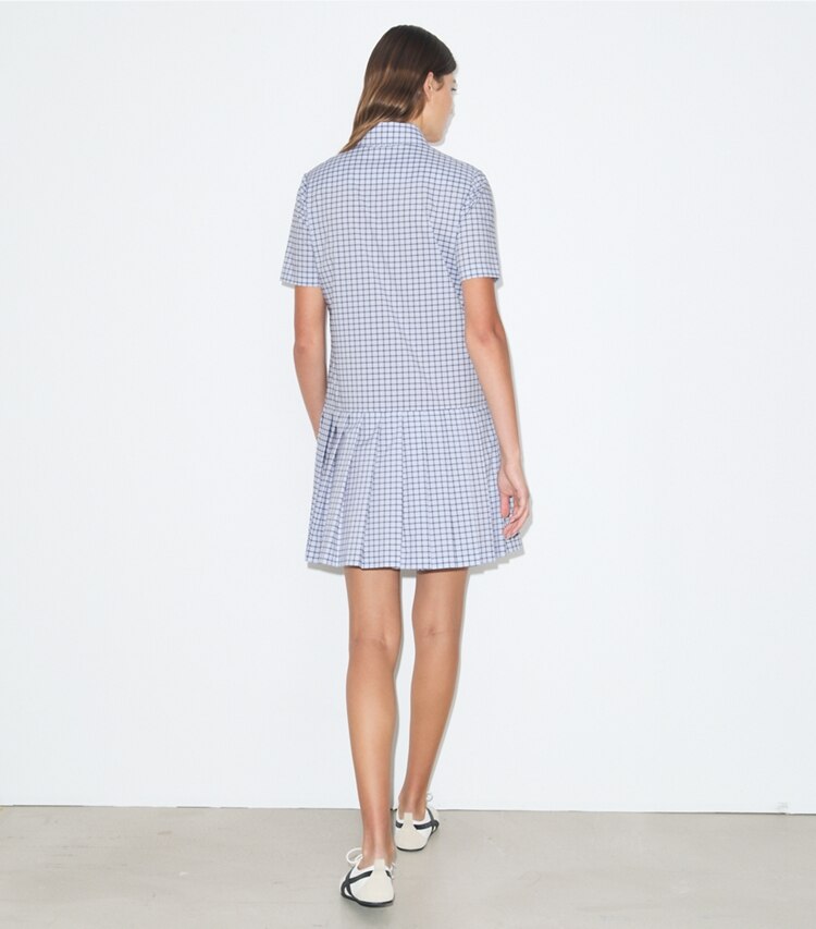 Tory Burch diseñador vestidos Vestido de golf plisado a cuadros con cintura baja en Light Blue Plaid parte posterior en modelo