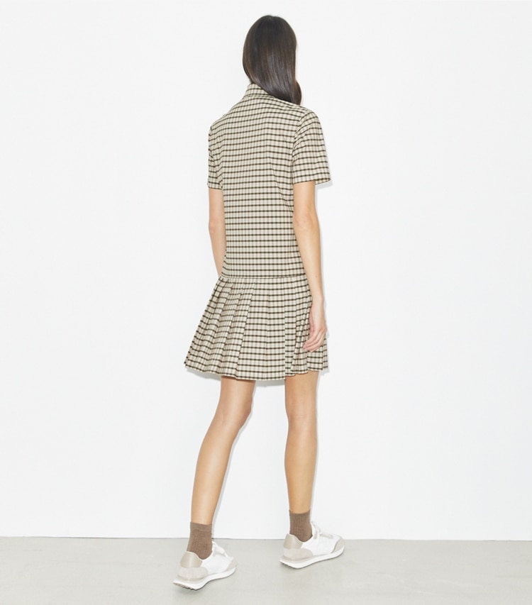 Tory Burch diseñador vestidos Vestido de golf plisado a cuadros con cintura baja en Ivory / Black Plaid parte posterior en modelo