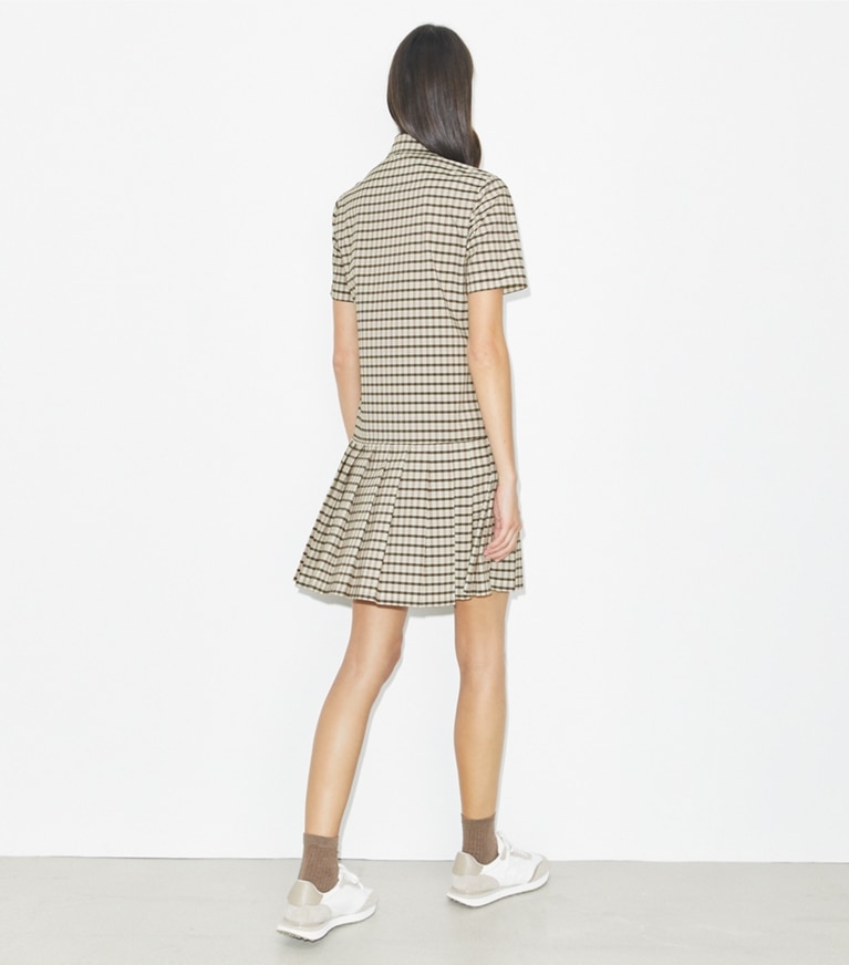 Tory Burch diseñador vestidos Vestido de golf plisado a cuadros con cintura baja en Ivory / Black Plaid parte posterior en modelo