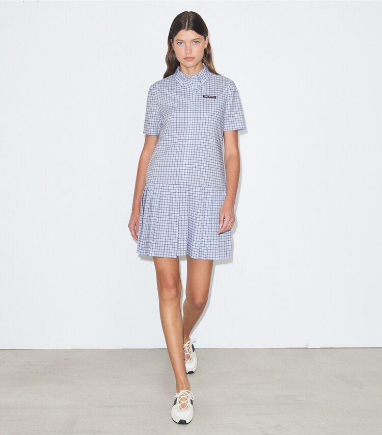 Tory Burch diseñador vestidos Vestido de golf plisado a cuadros con cintura baja en Light Blue Plaid frente en modelo