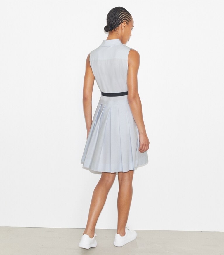 Tory Sport diseñador vestidos Vestido de golf plisado de jacquard con monograma en forma de T en Light Blue T Monogram Mini Sport parte posterior en modelo
