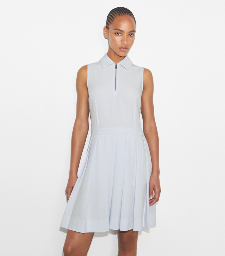 Tory Sport diseñador vestidos Vestido de golf plisado de jacquard con monograma en forma de T en Light Blue T Monogram Mini Sport detalle en modelo