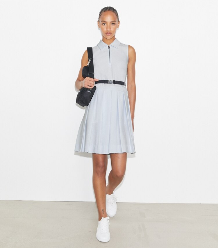 Tory Sport diseñador vestidos Vestido de golf plisado de jacquard con monograma en forma de T en Light Blue T Monogram Mini Sport frente en modelo