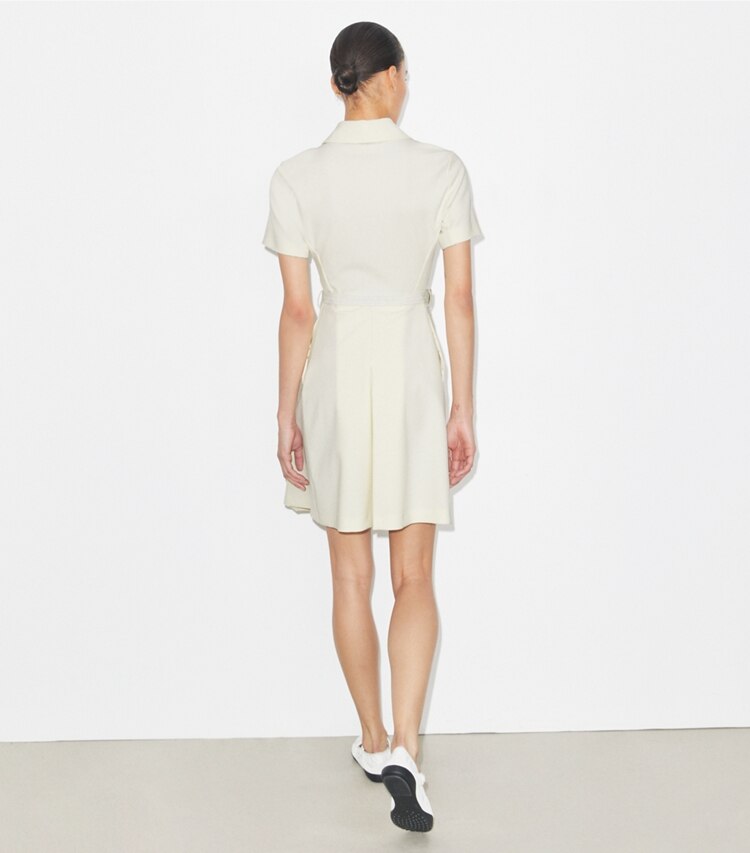 Tory Burch diseñador vestidos Vestido de golf plisado de manga corta en NEW IVORY parte posterior en modelo