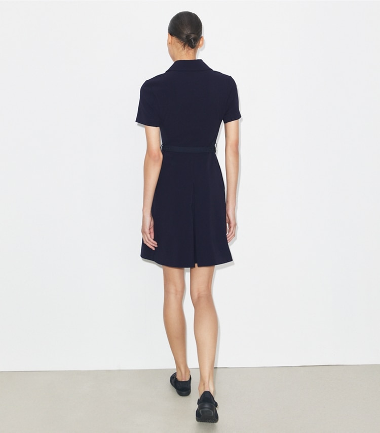 Tory Burch diseñador vestidos Vestido de golf plisado de manga corta en Tory Navy parte posterior en modelo