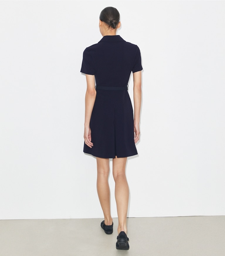 Tory Burch diseñador vestidos Vestido de golf plisado de manga corta en Tory Navy parte posterior en modelo