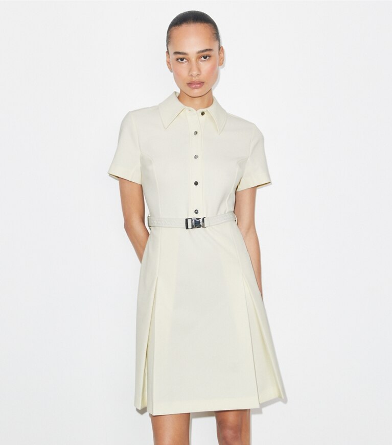 Tory Burch diseñador vestidos Vestido de golf plisado de manga corta en NEW IVORY detalle en modelo