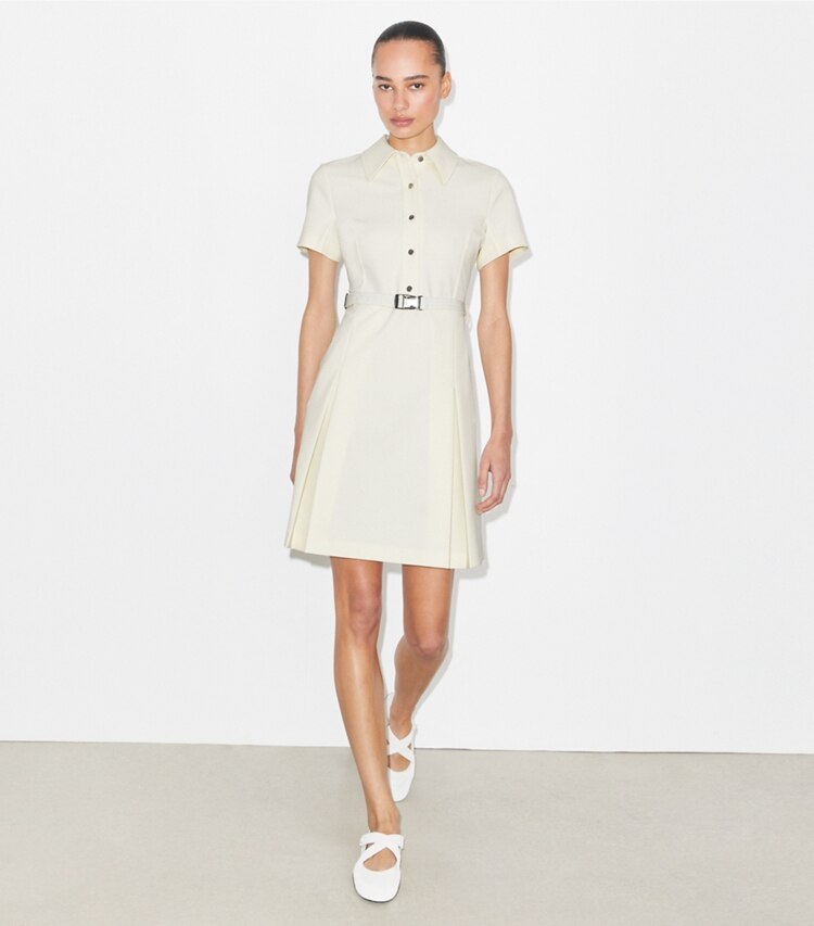 Tory Burch diseñador vestidos Vestido de golf plisado de manga corta en NEW IVORY frente en modelo