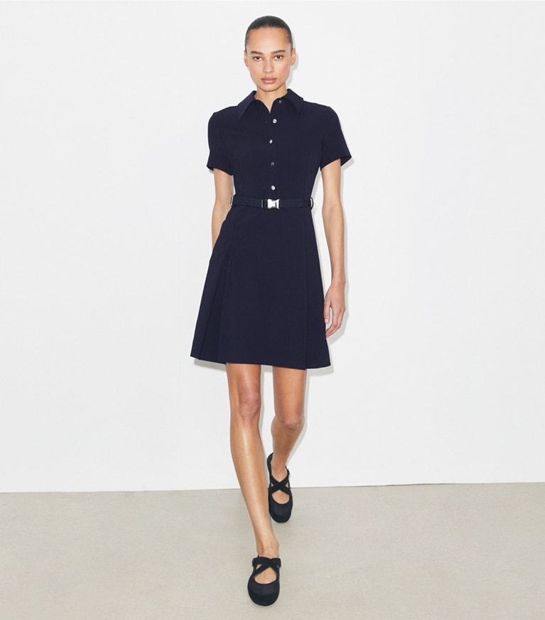 Tory Burch diseñador vestidos Vestido de golf plisado de manga corta en Tory Navy frente en modelo