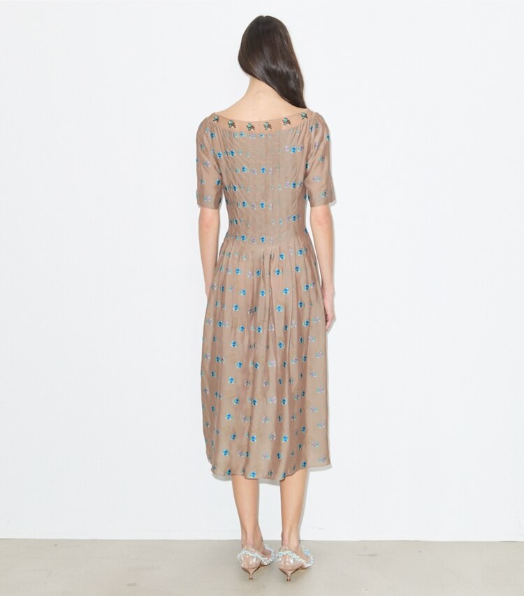 Tory Burch diseñador vestidos Vestido de jacquard bordado en Brown Rose parte posterior en modelo