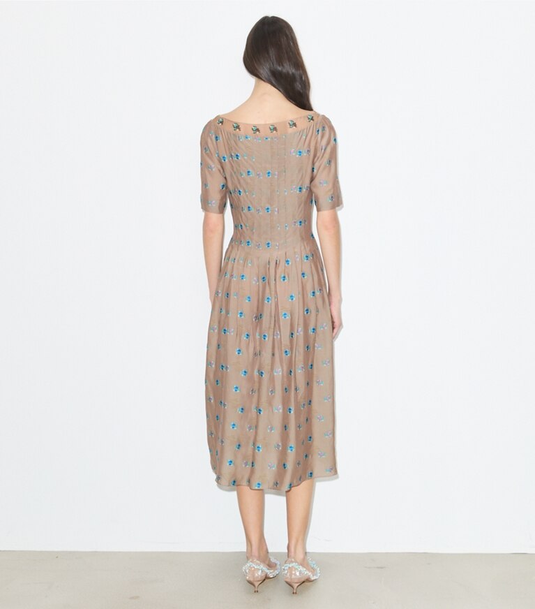 Tory Burch diseñador vestidos Vestido de jacquard bordado en Brown Rose parte posterior en modelo