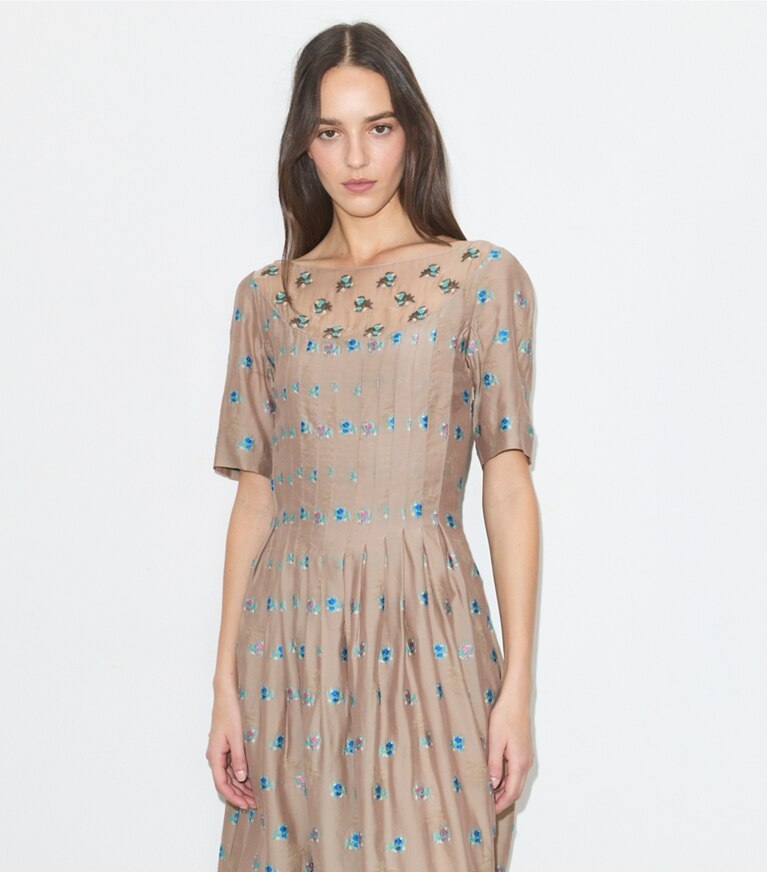 Tory Burch diseñador vestidos Vestido de jacquard bordado en Brown Rose detalle en modelo