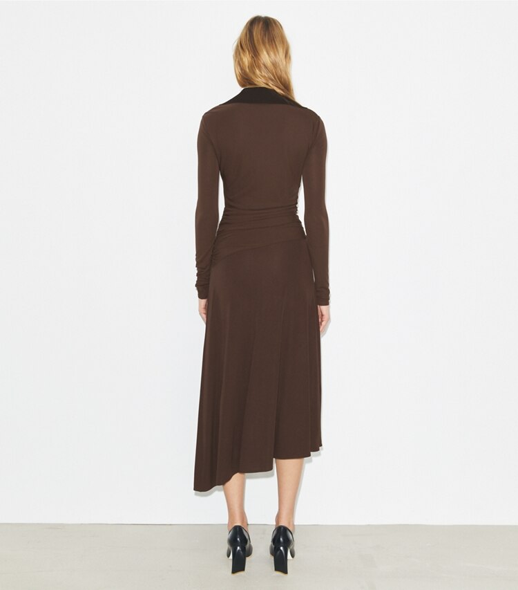 Tory Burch diseñador vestidos Vestido de jersey con cuello en Dark Mocha parte posterior en modelo