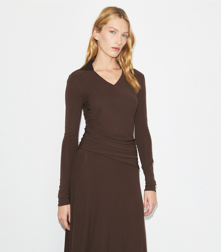 Tory Burch diseñador vestidos Vestido de jersey con cuello en Dark Mocha detalle en modelo
