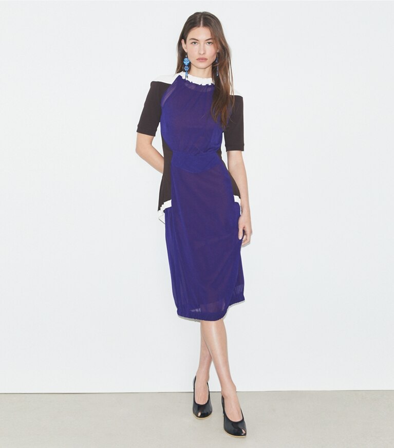 Tory Burch diseñador vestidos Vestido de jersey transparente con bloques de color en Ballpoint Blue frente en modelo