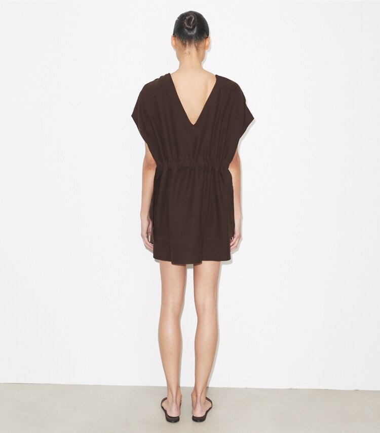 Tory Burch diseñador ropa de playa Vestido de lino con cinturón en Dark Brown parte posterior en modelo