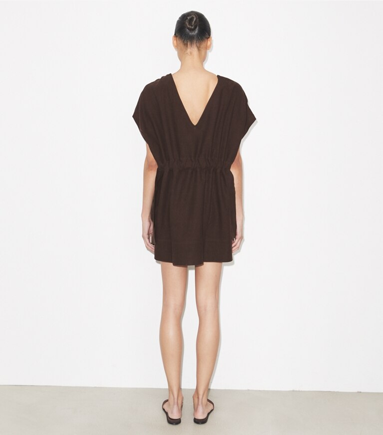 Tory Burch diseñador ropa de playa Vestido de lino con cinturón en Dark Brown parte posterior en modelo