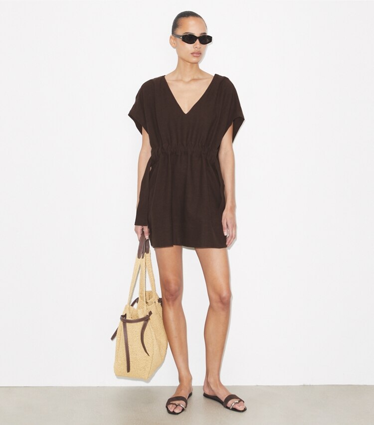 Tory Burch diseñador ropa de playa Vestido de lino con cinturón en Dark Brown frente en modelo