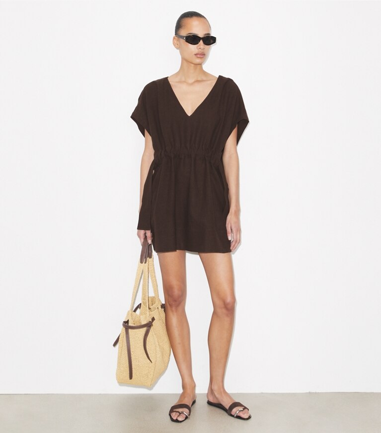Tory Burch diseñador ropa de playa Vestido de lino con cinturón en Dark Brown frente en modelo
