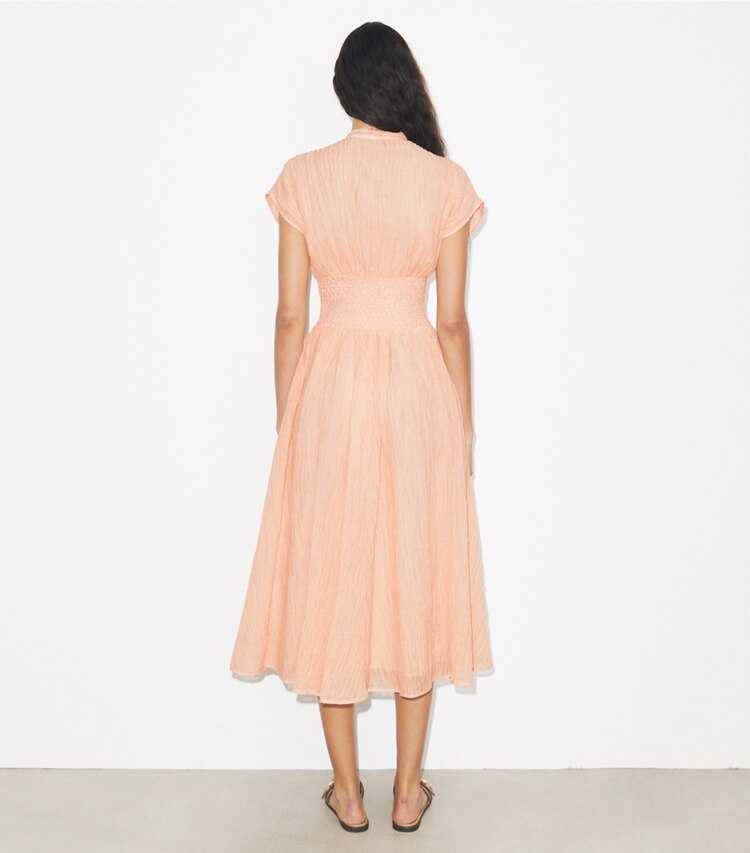 Tory Burch diseñador vestidos Vestido de lino con cuello en V en Melon parte posterior en modelo