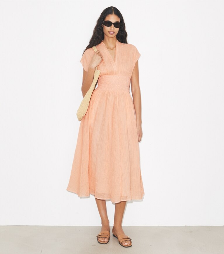 Tory Burch diseñador vestidos Vestido de lino con cuello en V en Melon frente en modelo