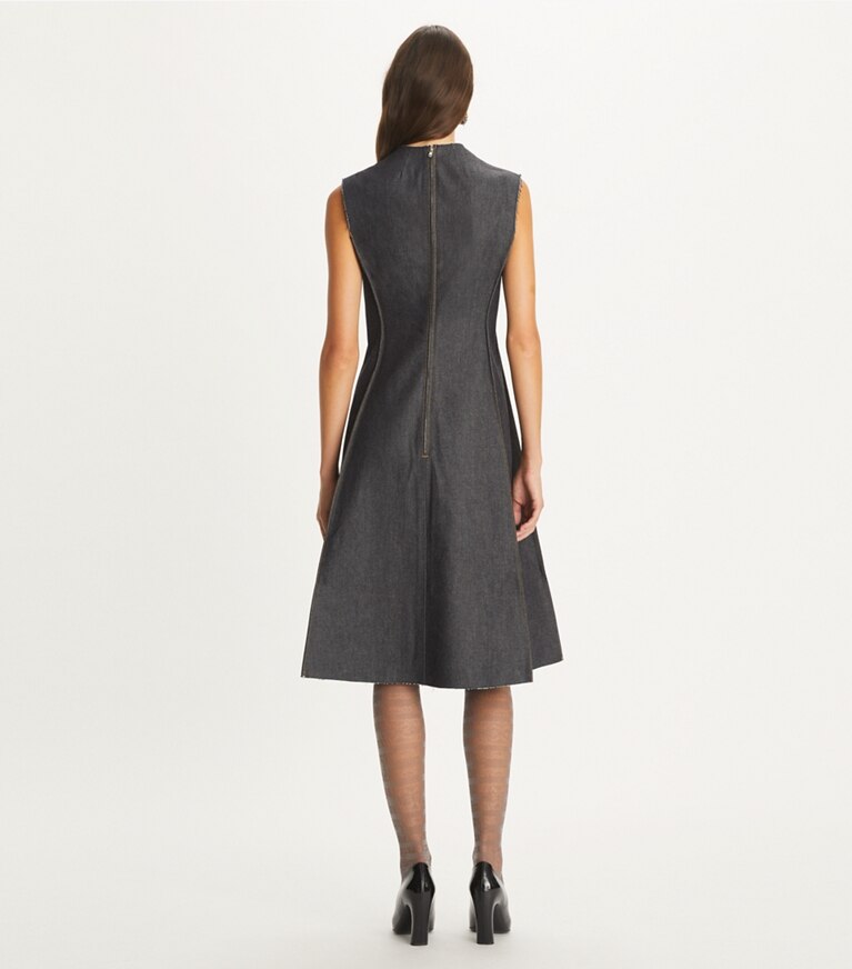 Tory Burch diseñador vestidos Vestido de mezclilla en Unwashed TBD Raw Indigo Denim parte posterior en modelo