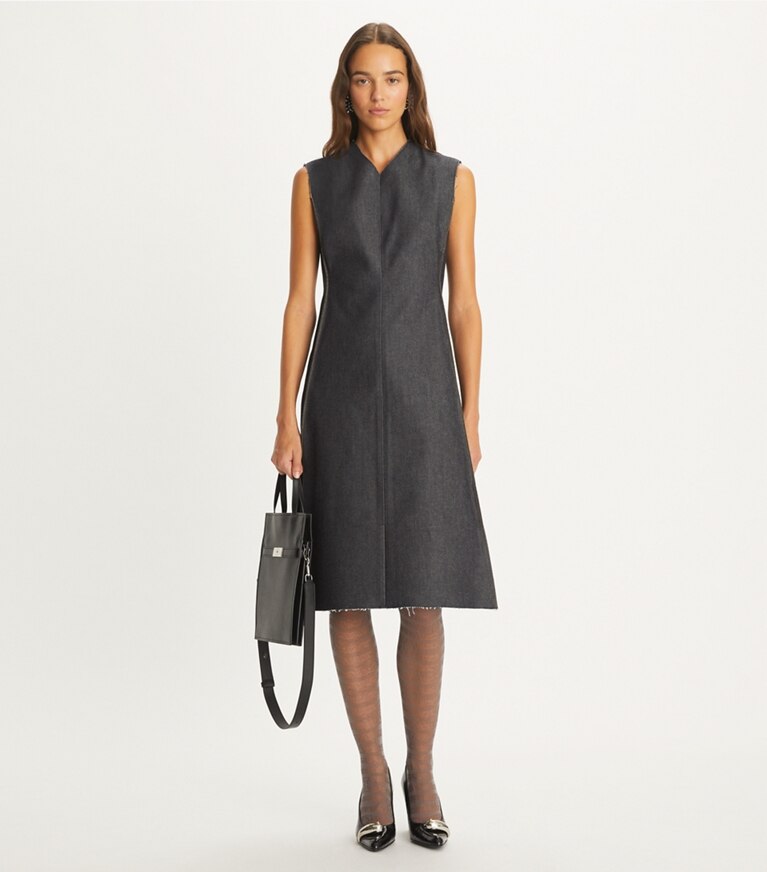 Tory Burch diseñador vestidos Vestido de mezclilla en Unwashed TBD Raw Indigo Denim frente en modelo