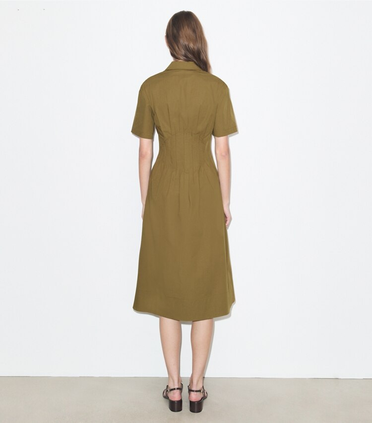 Tory Burch diseñador vestidos Vestido de popelina con plisado en la cintura en Olive parte posterior en modelo