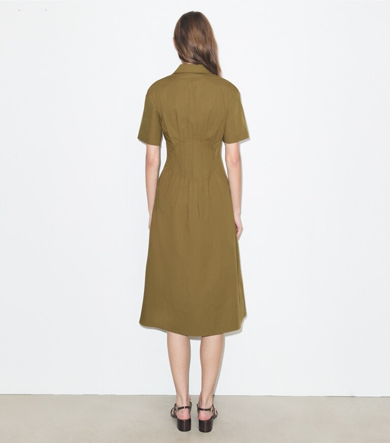 Tory Burch diseñador vestidos Vestido de popelina con plisado en la cintura en Olive parte posterior en modelo