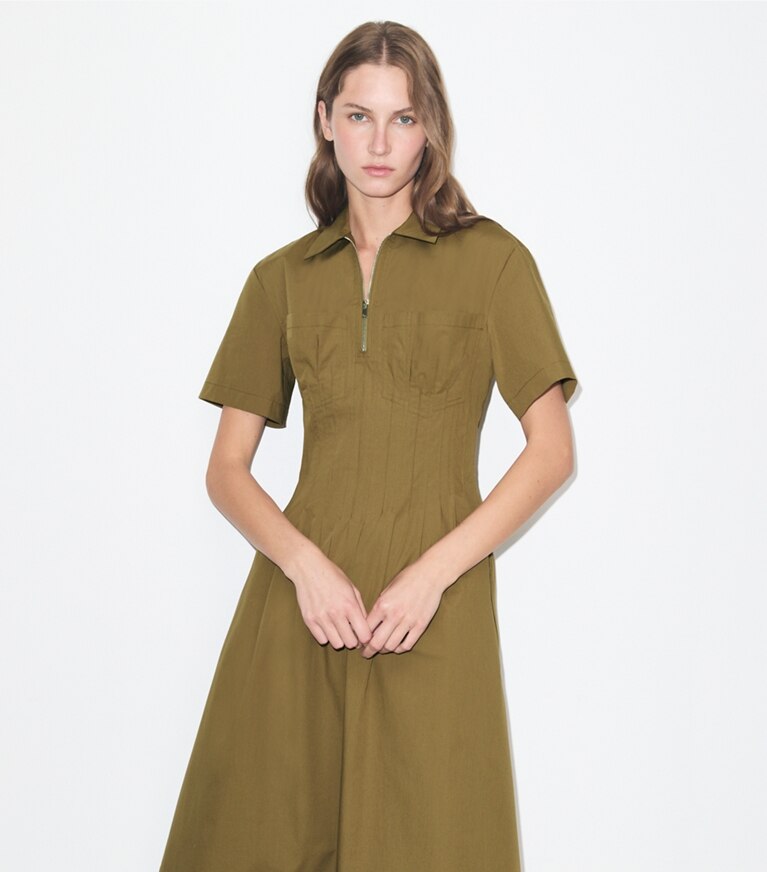 Tory Burch diseñador vestidos Vestido de popelina con plisado en la cintura en Olive detalle en modelo