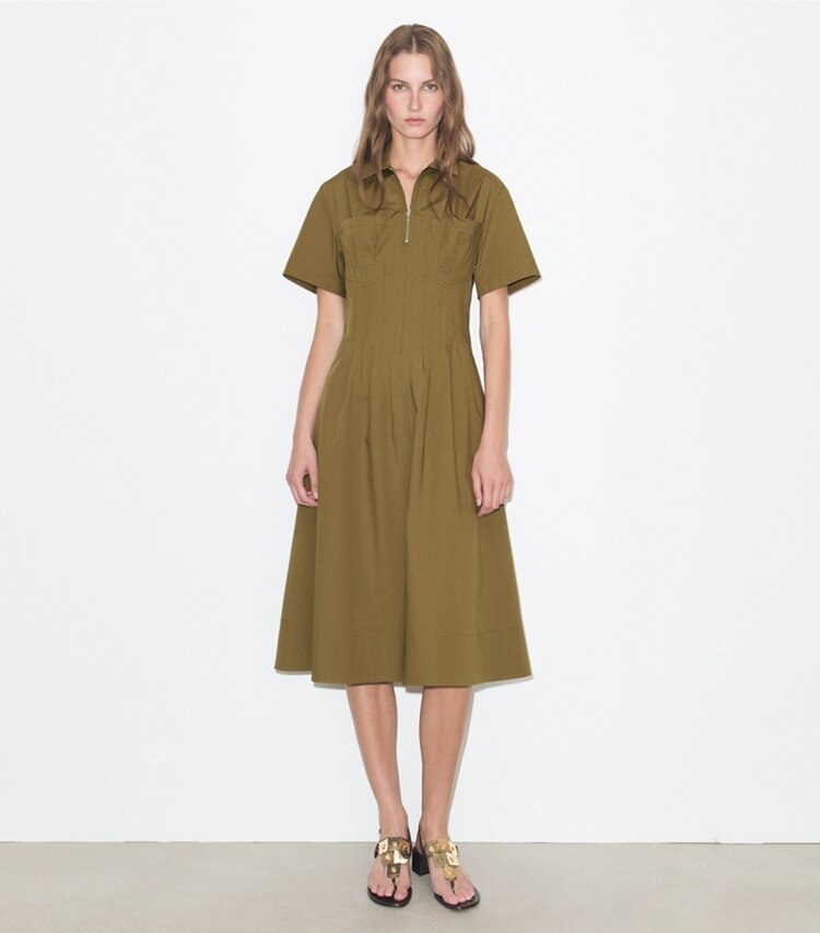 Tory Burch diseñador vestidos Vestido de popelina con plisado en la cintura en Olive frente en modelo