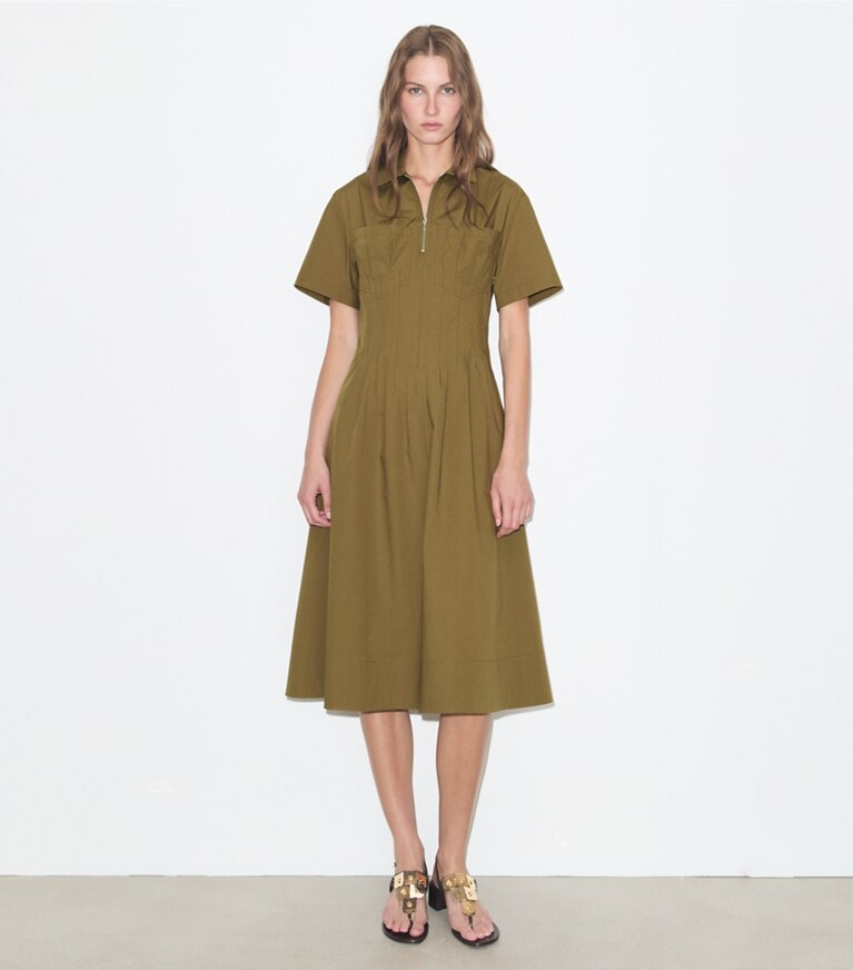 Tory Burch diseñador vestidos Vestido de popelina con plisado en la cintura en Olive frente en modelo