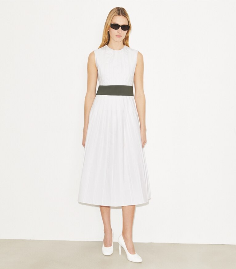Tory Burch diseñador vestidos Vestido de poplín plisado en White frente en modelo