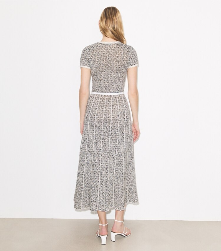 Tory Burch diseñador vestidos Vestido de punto con aplique floral en Blue / White parte posterior en modelo