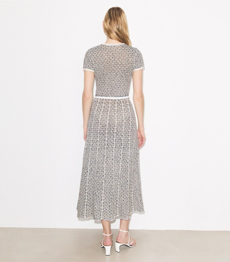 Tory Burch diseñador vestidos Vestido de punto con aplique floral en Blue / White parte posterior en modelo
