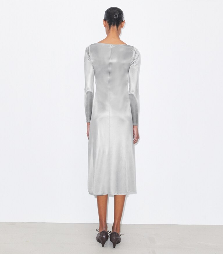 Tory Burch diseñador vestidos Vestido de punto fruncido en Gray parte posterior en modelo