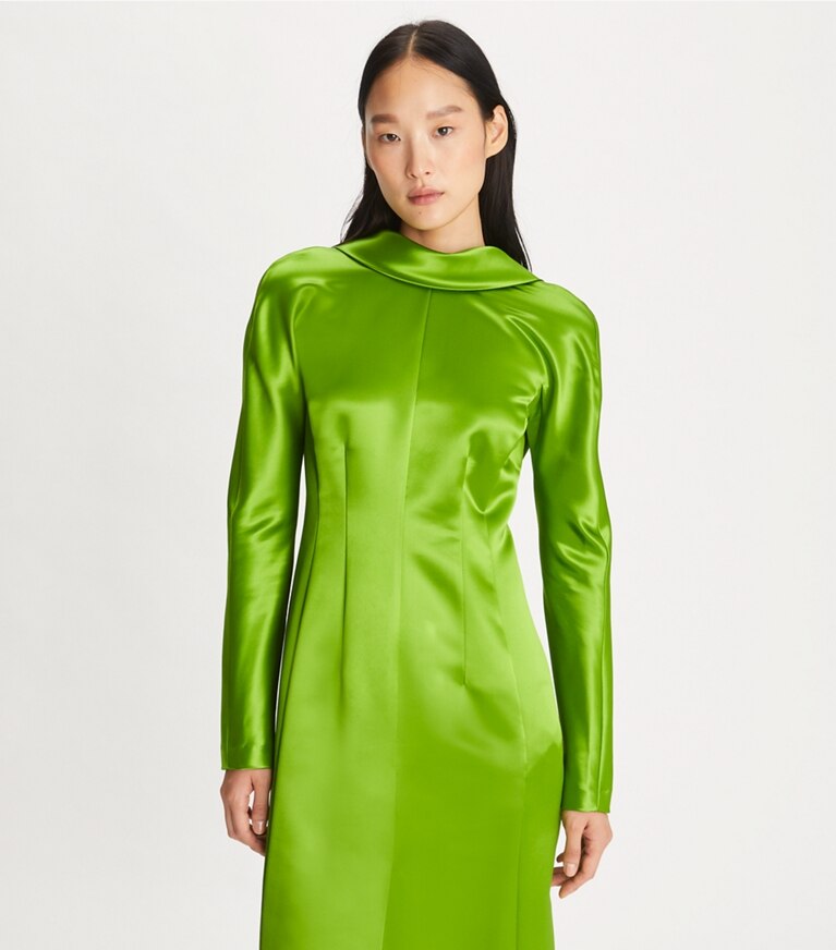 Tory Burch diseñador vestidos Vestido de satén de cuello alto en Brilliant Green detalle en modelo