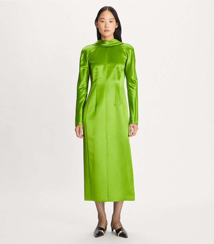 Tory Burch diseñador vestidos Vestido de satén de cuello alto en Brilliant Green frente en modelo