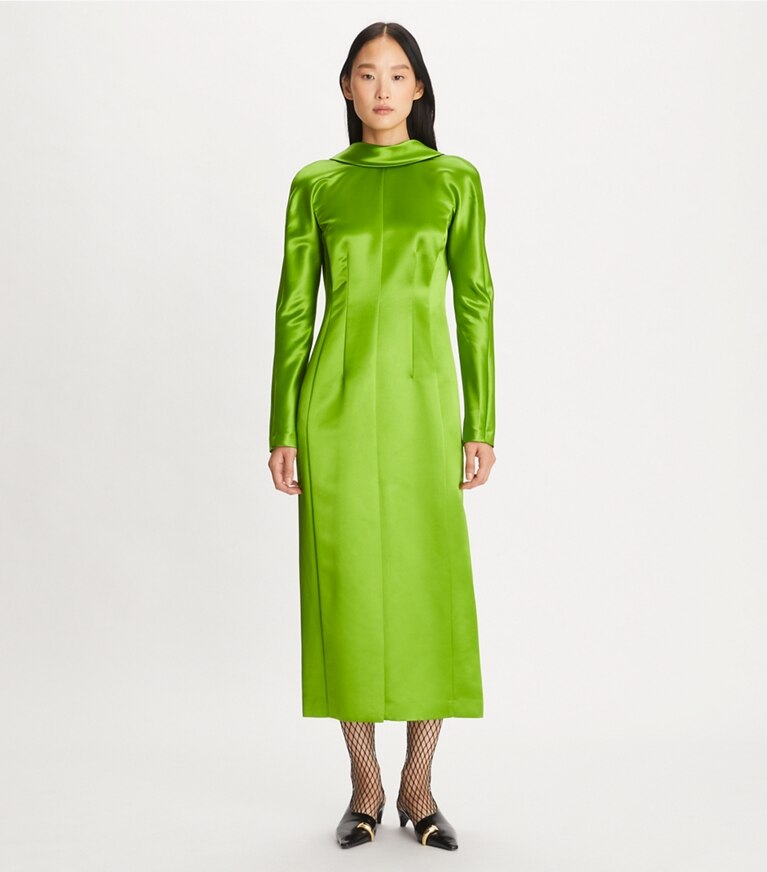 Tory Burch diseñador vestidos Vestido de satén de cuello alto en Brilliant Green frente en modelo