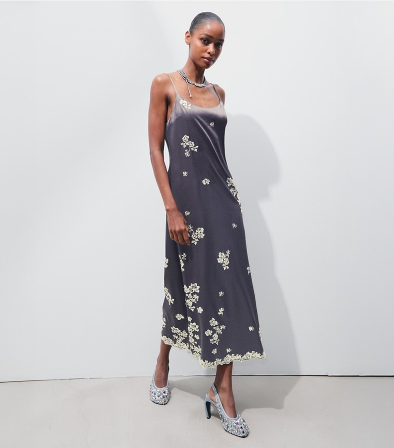 Tory Burch diseñador vestidos Vestido de seda adornado en Bluestone frente en modelo