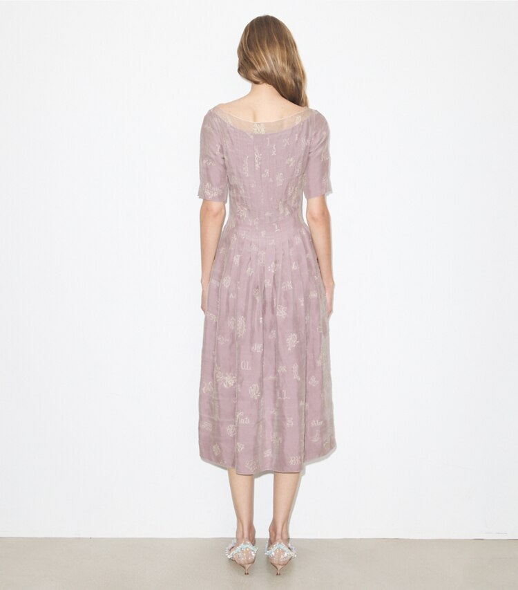 Tory Burch diseñador vestidos Vestido de seda bordado en Lilac parte posterior en modelo
