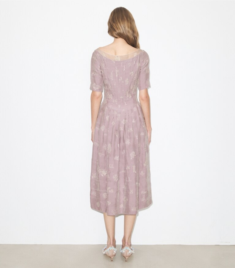 Tory Burch diseñador vestidos Vestido de seda bordado en Lilac parte posterior en modelo