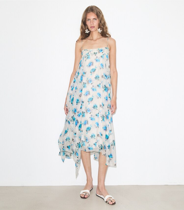 Tory Burch diseñador vestidos Vestido de seda estampado en Blue Roses frente en modelo