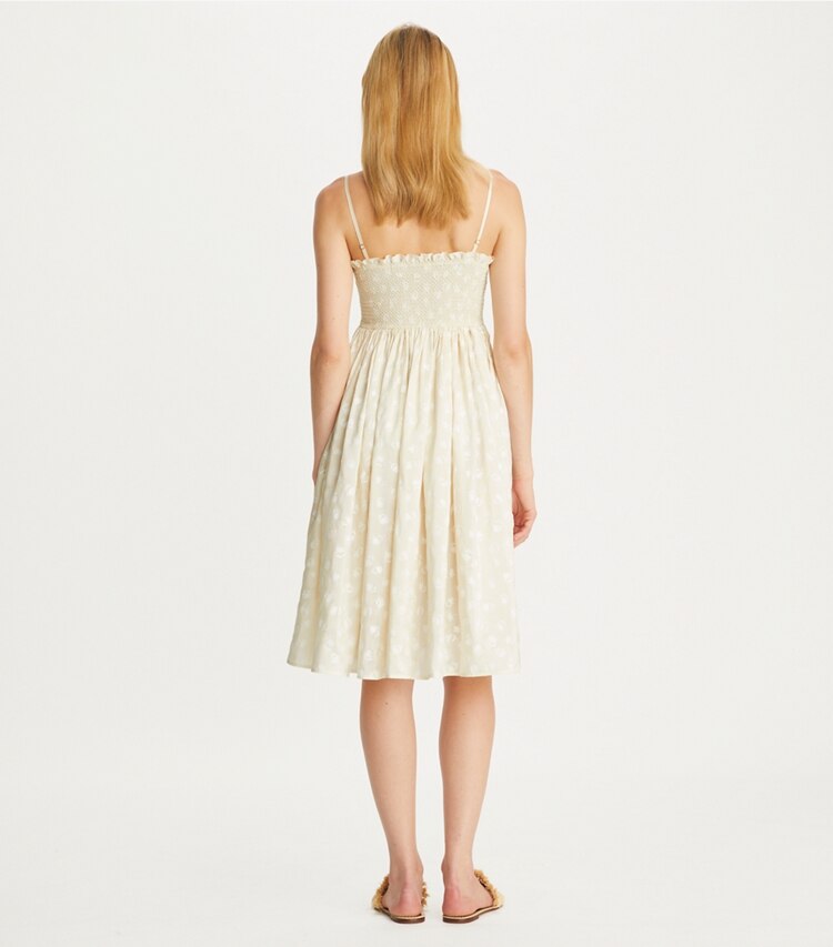 Tory Burch diseñador vestidos Vestido de seda fruncido sin breteles en Beige Scatter Daisy parte posterior en modelo