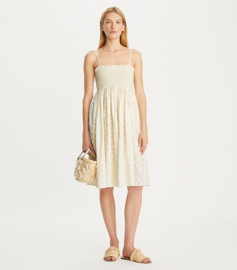 Tory Burch diseñador vestidos Vestido de seda fruncido sin breteles en Beige Scatter Daisy frente en modelo