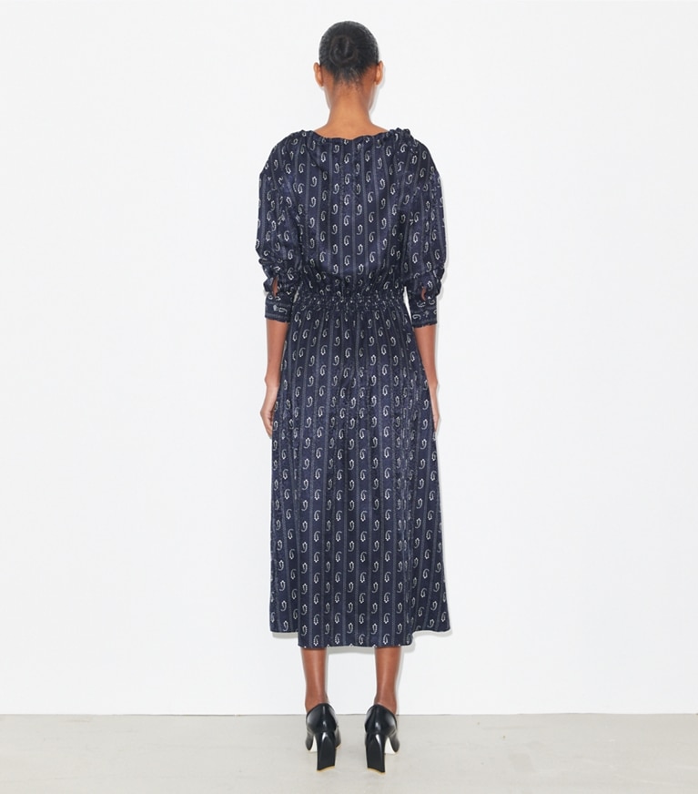 Tory Burch diseñador vestidos Vestido de seda en Medium Navy Paisley parte posterior en modelo